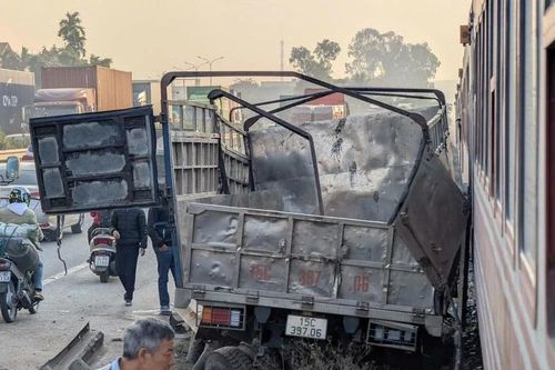 Hiện trường vụ xe tải va chạm tàu hỏa, 2 người bị thương ở Hải Phòng