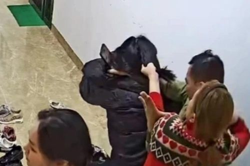 Điều tra vụ người phụ nữ bị túm tóc, đánh tại hành lang chung cư Hà Nội