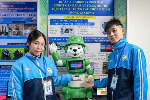 Học sinh Ninh Bình sáng tạo robot AI phục vụ đời sống