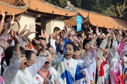 950 học sinh diễu hành chào mừng kỷ niệm 950 năm thành lập Quốc Tử Giám