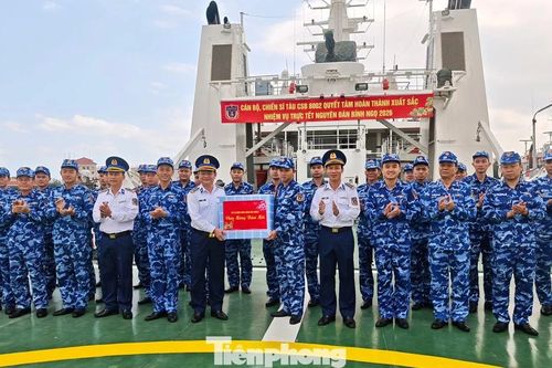 Tàu cảnh sát biển rời bến, gác Tết giữ bình yên biển đảo