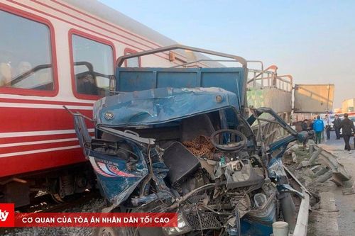 Tàu hỏa và xe tải đâm va, 2 người bị thương