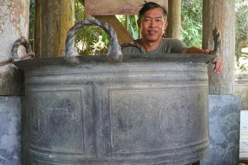 Người đàn ông ở Thanh Hóa đổi một căn nhà sàn lấy chiếc nồi đồng cổ