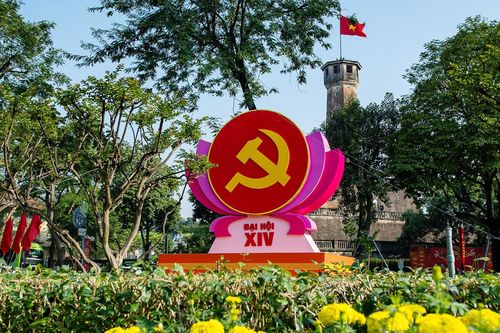 Phố phường Hà Nội rực rỡ cờ hoa chào mừng Đại hội 14 của Đảng