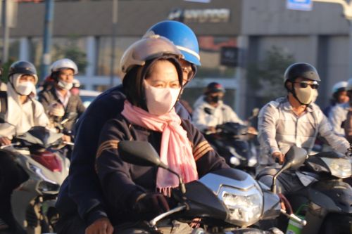 TPHCM lạnh se sắt, cảm nhận chỉ 17 độ C ngỡ như ở Đà Lạt