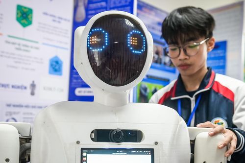 2 nam sinh Ninh Bình gây bất ngờ khi chế tạo robot hình người, cử động tay linh hoạt