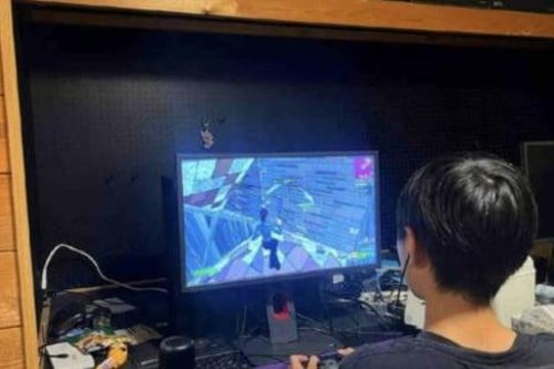 Ủng hộ con trai 13 tuổi bỏ học để chơi game chuyên nghiệp