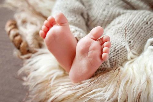 Chân tay lạnh ở trẻ nhỏ: Hiện tượng bình thường hay bệnh lý?