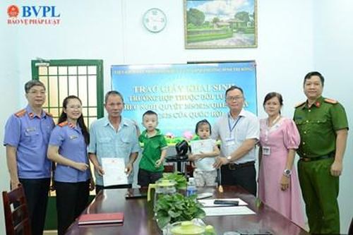 VKSND Khu vực 9 TP Hồ Chí Minh phối hợp trao Giấy khai sinh cho 3 trẻ em