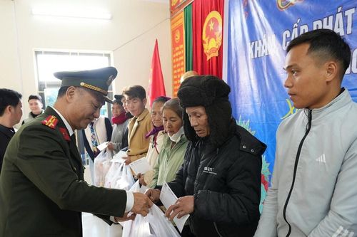 Trao quà Tết, khám và cấp phát thuốc miễn phí cho người dân Nga My