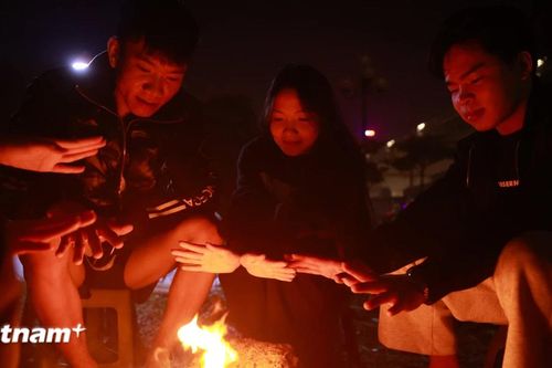 Người dân Thủ đô đốt lửa sưởi ấm chống chọi với thời tiết lạnh nhất từ đầu mùa