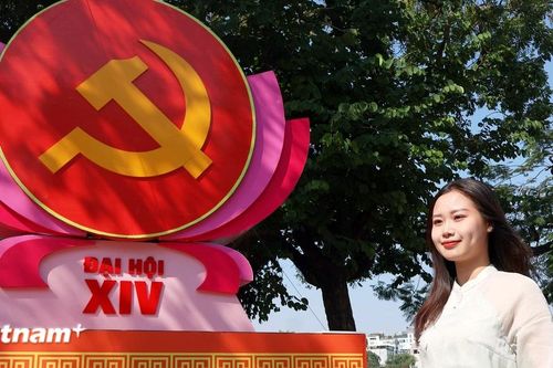 Hà Nội rực rỡ cờ hoa, khẩu hiệu chào mừng Đại hội lần thứ XIV của Đảng