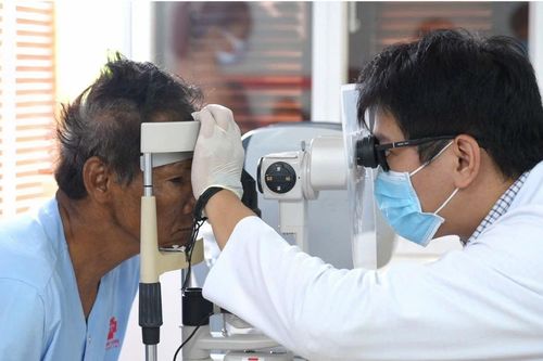Cảnh báo chấn thương mắt nghiêm trọng khi sử dụng máy cắt cầm tay và máy cắt cỏ