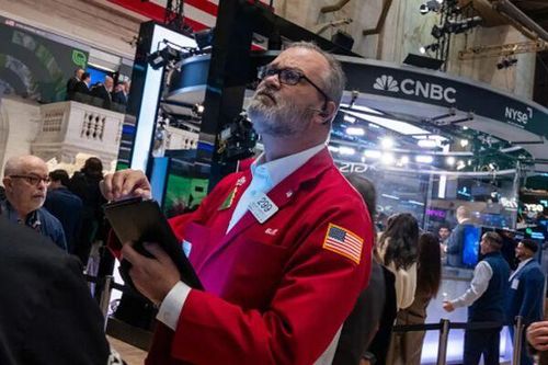 Dow Jones tăng gần 300 điểm khi ông Trump kêu gọi nâng ngân sách quốc phòng