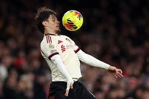 Milos Kerkez khóa chặt Bukayo Saka giúp Liverpool cầm hòa Arsenal 0-0