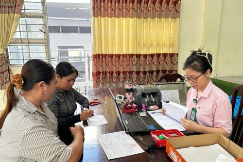 Phòng Giao dịch Ngân hàng Chính sách xã hội Tháp Mười giải ngân vốn tín dụng ưu đãi