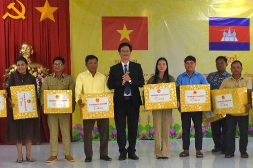 Làng Bi và Tăng Lôm chung tay xây dựng biên giới hòa bình, hữu nghị