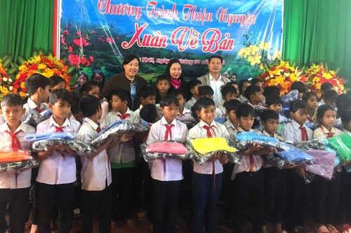 Tặng hơn 3.000 chiếc áo ấm cho học sinh xã Ia Krêl