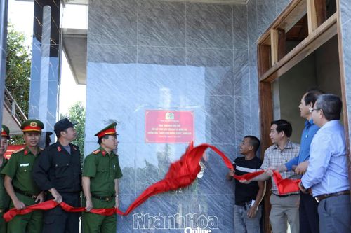 Công an tỉnh Khánh Hòa bàn giao nhà cho hộ dân bị sập do thiên tai tại xã Hòa Trí
