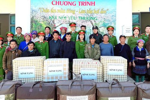 Chương trình thiện nguyện 'Chăn ấm mùa đông - lan tỏa hơi ấm, kết nối yêu thương' tại xã Nậm Có