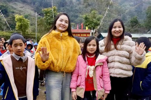 Đội Thiện nguyện Trái Tim Hồng trao quà cho học sinh xã Pha Long