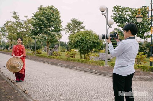 Thợ ảnh kiếm tiền triệu mỗi ngày khi dịp Tết về