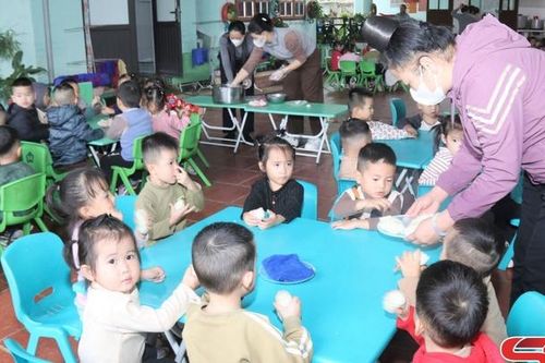 Chăm lo bữa ăn bán trú cho học sinh