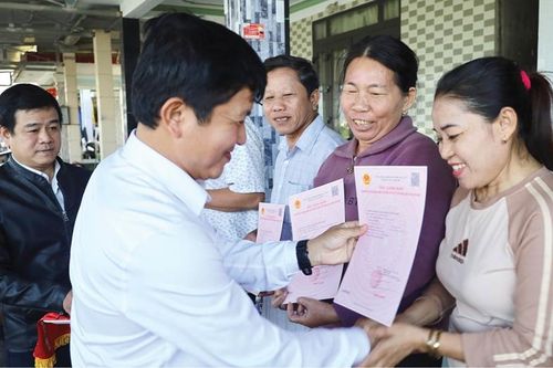 Tháo gỡ khó khăn trong giải quyết thủ tục đất ở cho người dân