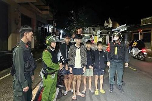 Tuần tra đêm để ngăn chặn tội phạm từ sớm, từ xa