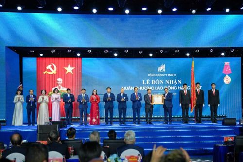 80 năm May 10 rạng ngời tiếp nối 'sợi chỉ vàng' vững bước khát vọng vươn xa
