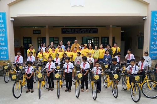 Chùa Tường Nguyên (TP.HCM) hỗ trợ người nghèo và học sinh sau bão lũ tại tỉnh Khánh Hòa