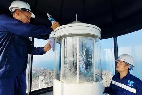 Giữ sáng 'mắt thần' nơi đảo đá Long Châu