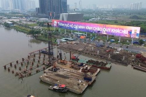 Cầu đi bộ nghìn tỷ đồng qua sông Sài Gòn thi công đến đâu?