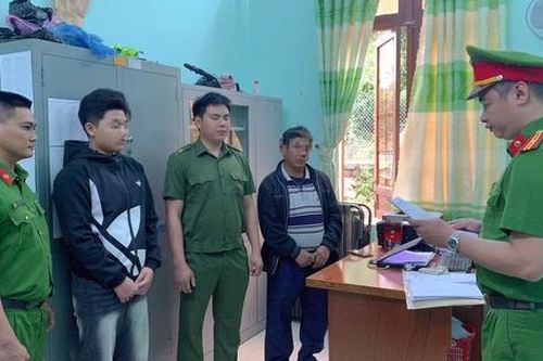 Dùng gạch xây ném vào xe máy đang lưu thông, nam thanh niên bị bắt giam