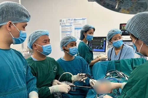 Bé trai 12 tuổi đau bụng âm ỉ, phát hiện thủng hành tá tràng hiếm gặp