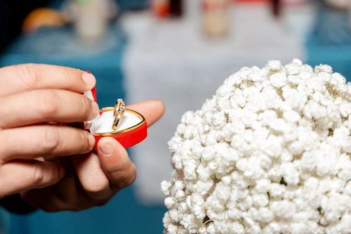 Ba năm yêu nhau, mẹ bạn trai luôn tặng quà sinh nhật cho tôi, có cả dây chuyền vàng, lúc chia tay anh đòi lại không thiếu món nào
