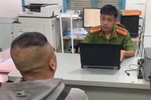 Công an TPHCM: Đẩy lùi nạn dán quảng cáo, rao vặt bôi bẩn phố phường
