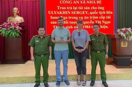 Công an xã Nhà Bè: Nhanh chóng làm rõ vụ trộm, trao trả tài sản cho du khách nước ngoài