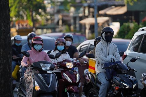 TP.HCM lạnh 17°C hiếm gặp, người dân co ro trên đường đi làm