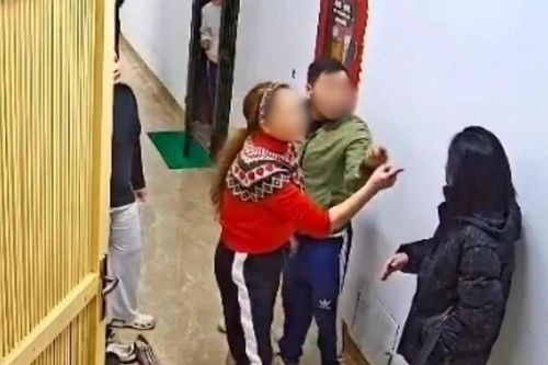 Công an Hà Nội vào cuộc vụ người phụ nữ bị túm tóc, đánh tại hành lang chung cư