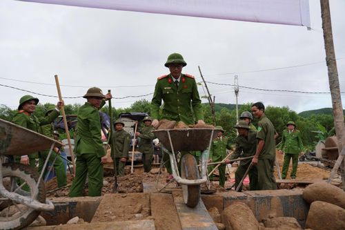 Công an Huế thần tốc dựng nhà cho dân vùng lũ, 1 tháng xây xong 2 nhà