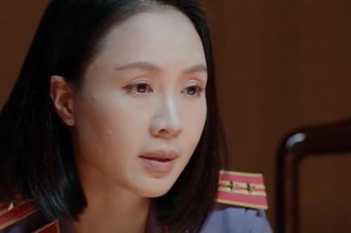 Viện phó Viện Kiểm sát Hằng Thu khuyên Khắc không nên che chắn cho những lợi ích sai trái
