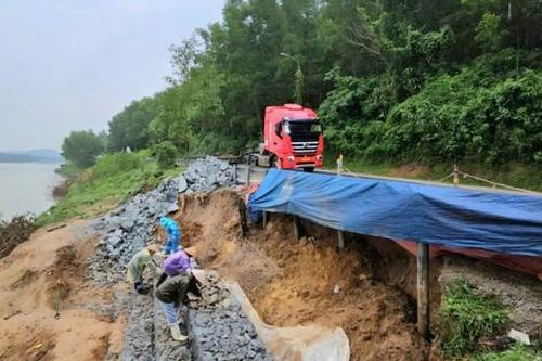 Khắc phục sạt lở uy hiếp tuyến giao thông huyết mạch ở Huế