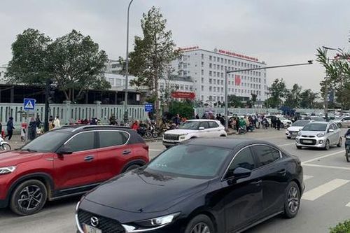 Nghệ An: Hàng rong, xe ôm tái lấn chiếm, bủa vây cổng bệnh viện