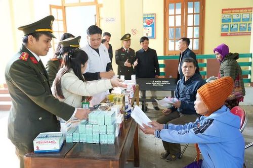 Khám bệnh miễn phí, mang Tết sớm đến người dân vùng cao Nghệ An