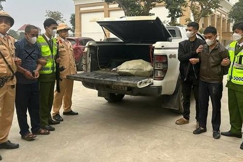 Khi Chủ tịch xã làm 'người vận chuyển'