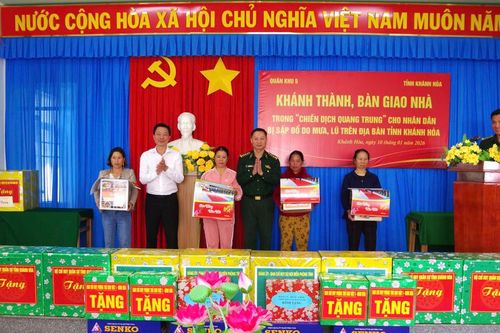 Bộ đội Biên phòng Khánh Hòa bàn giao 4 nhà 'Chiến dịch Quang Trung': Ấm lại những phận đời sau lũ