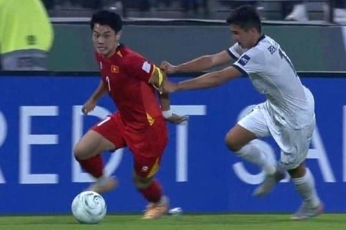 Đình Bắc 'bị xin băng đội trưởng' và ảnh chế sau trận thắng của U23