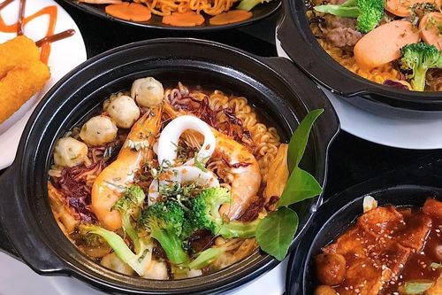 Bé trai nhiễm HP nôn ra máu, đi tiêu phân đen sau khi ăn mì cay