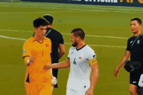 Khoảnh khắc Trung Kiên đập tay đội trưởng U23 Kyrgyzstan gây sốt